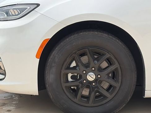Used 2023 Chrysler Pacifica Touring-L FWD image 5