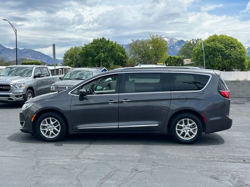 Used 2020 Chrysler Pacifica Touring-L FWD image 7
