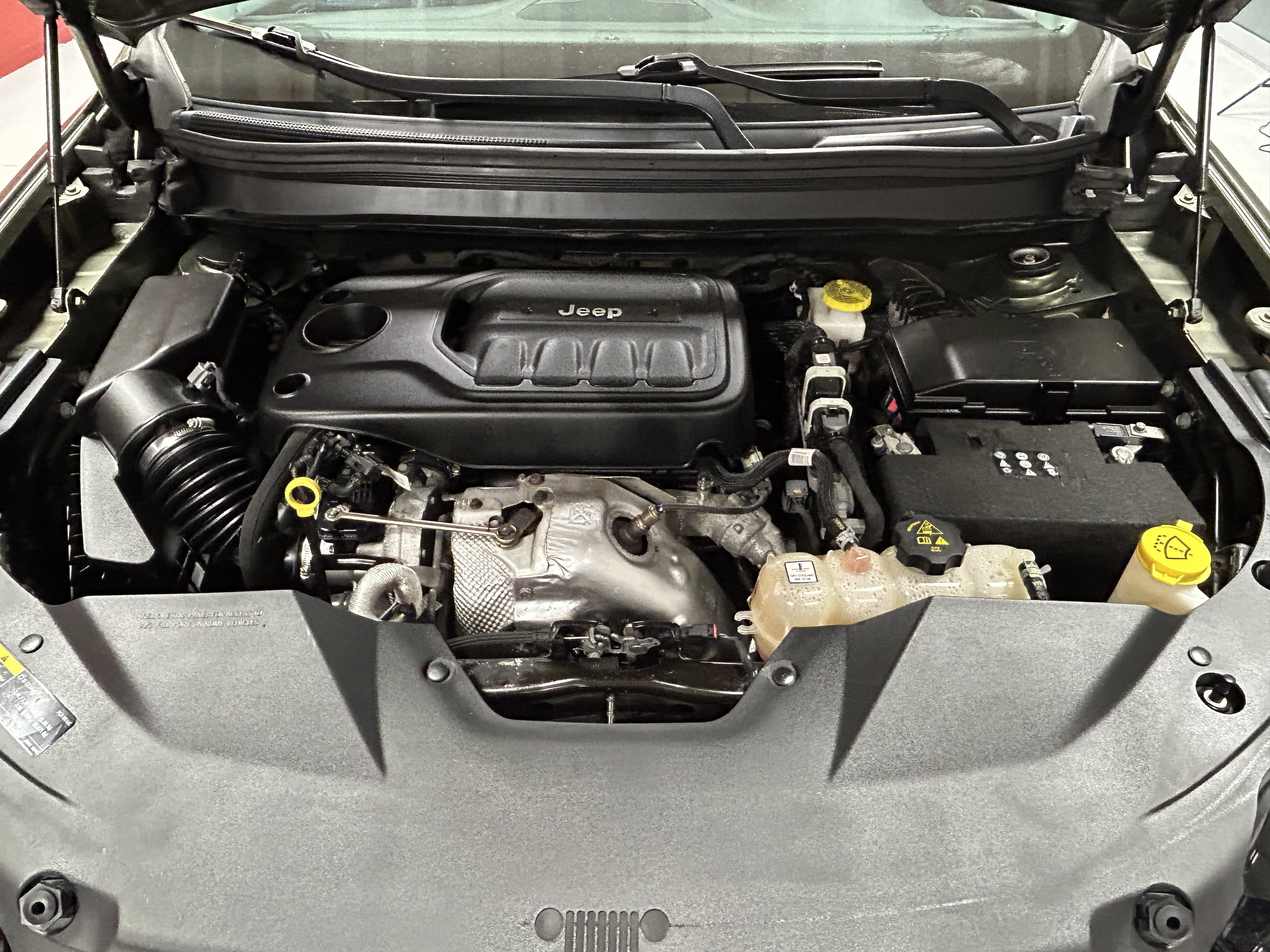 Used 2019 Jeep Cherokee Limited w/ Luxury Group AWD/4WD image 13