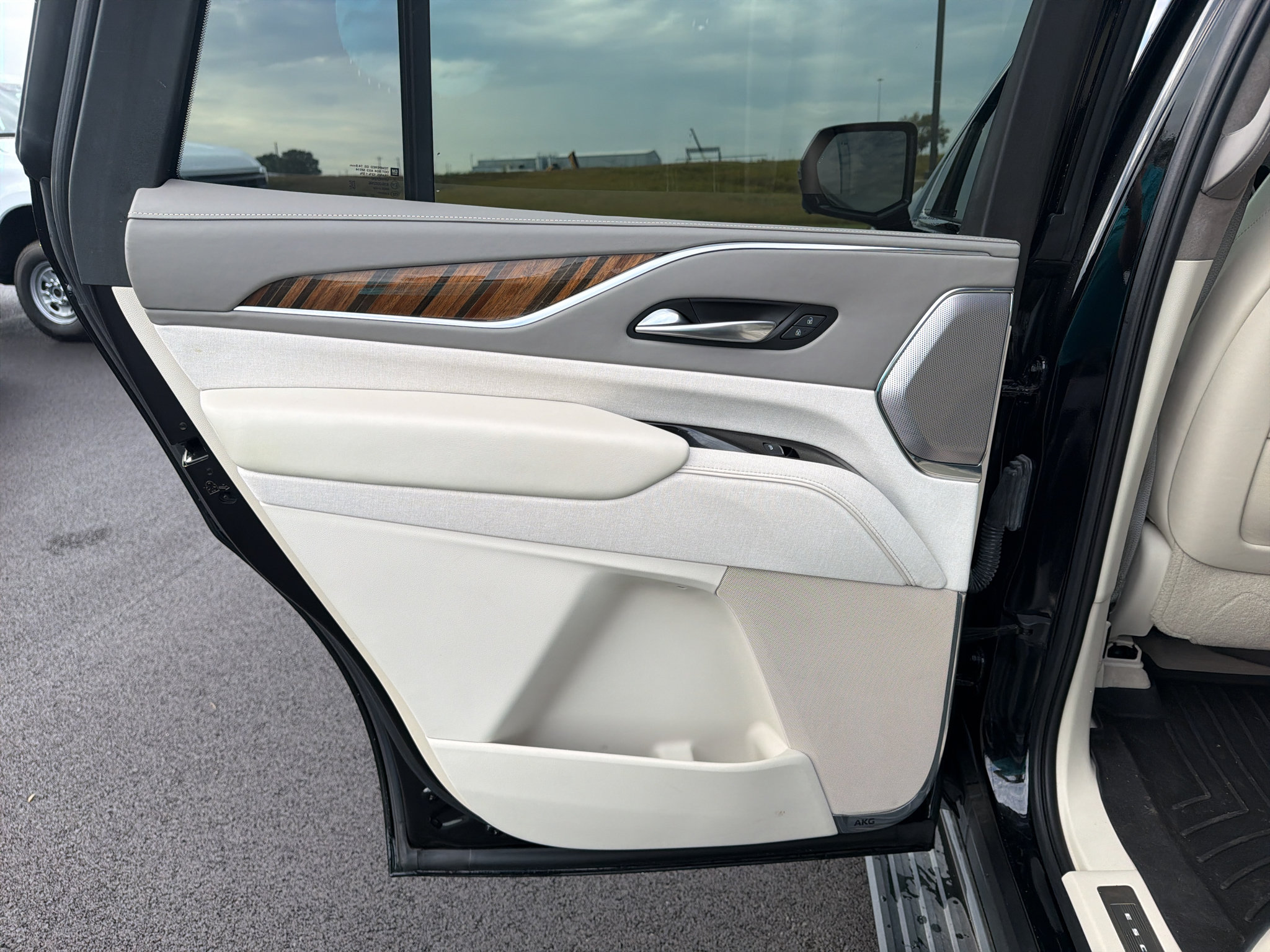 Used 2021 Cadillac Escalade Premium Luxury Platinum AWD/4WD image 28