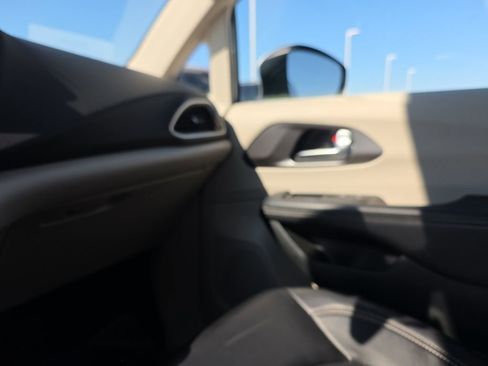 Used 2023 Chrysler Pacifica Touring-L image 19