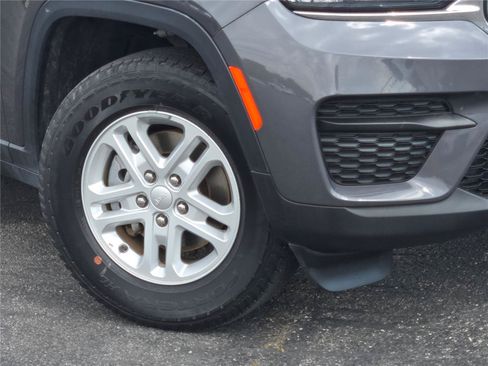 Certified 2024 Jeep Grand Cherokee Laredo RWD image 4