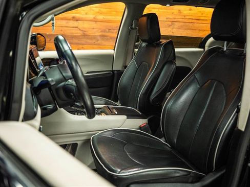 Used 2022 Chrysler Pacifica Limited FWD image 9