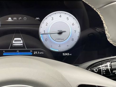 Used 2025 Hyundai Elantra SEL FWD image 32