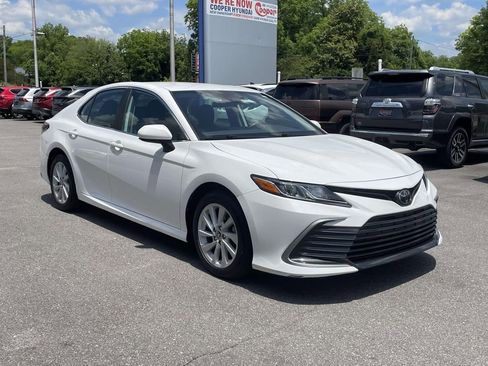 Used 2022 Toyota Camry LE FWD image 5