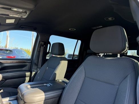 Used 2023 GMC Yukon XL SLE image 12
