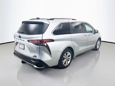 Used 2023 Toyota Sienna XSE AWD/4WD image 7