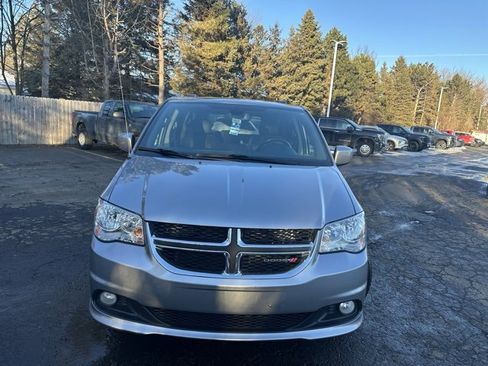 Used 2019 Dodge Grand Caravan SXT image 2