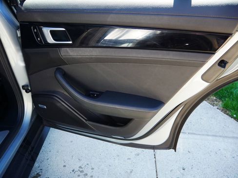 Used 2019 Porsche Panamera 4 AWD/4WD image 19