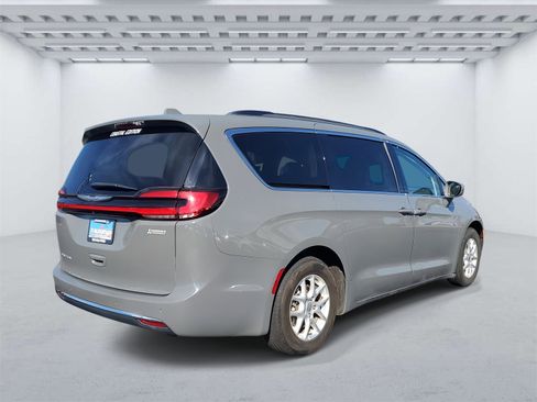 Used 2022 Chrysler Pacifica Touring-L image 4