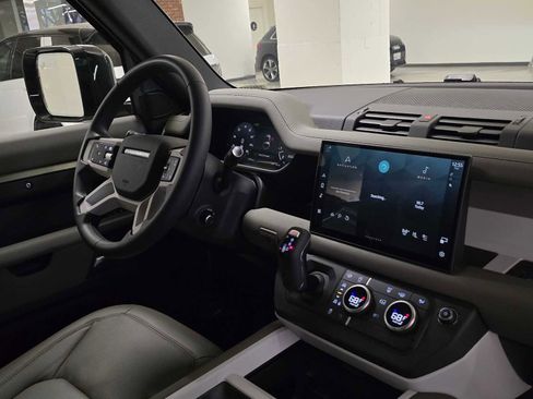 Used 2025 Land Rover Defender 90 X-Dynamic SE image 10