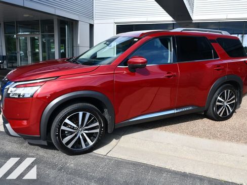 Used 2024 Nissan Pathfinder Platinum AWD/4WD image 2