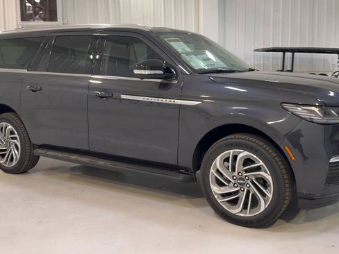 New 2026 Lincoln Navigator L Premier AWD/4WD image 3