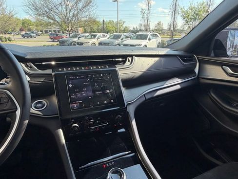 Used 2023 Jeep Grand Cherokee L Laredo image 25