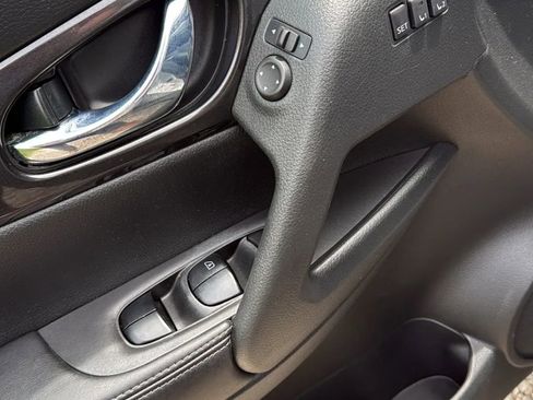 Used 2018 Nissan Rogue SV w/ Sun & Sound Touring Package image 10