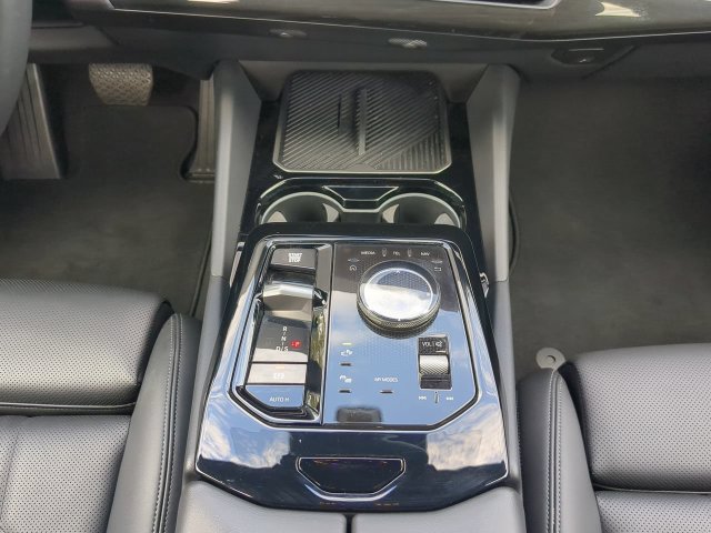 Used 2025 BMW 530i w/ Premium Package RWD image 19
