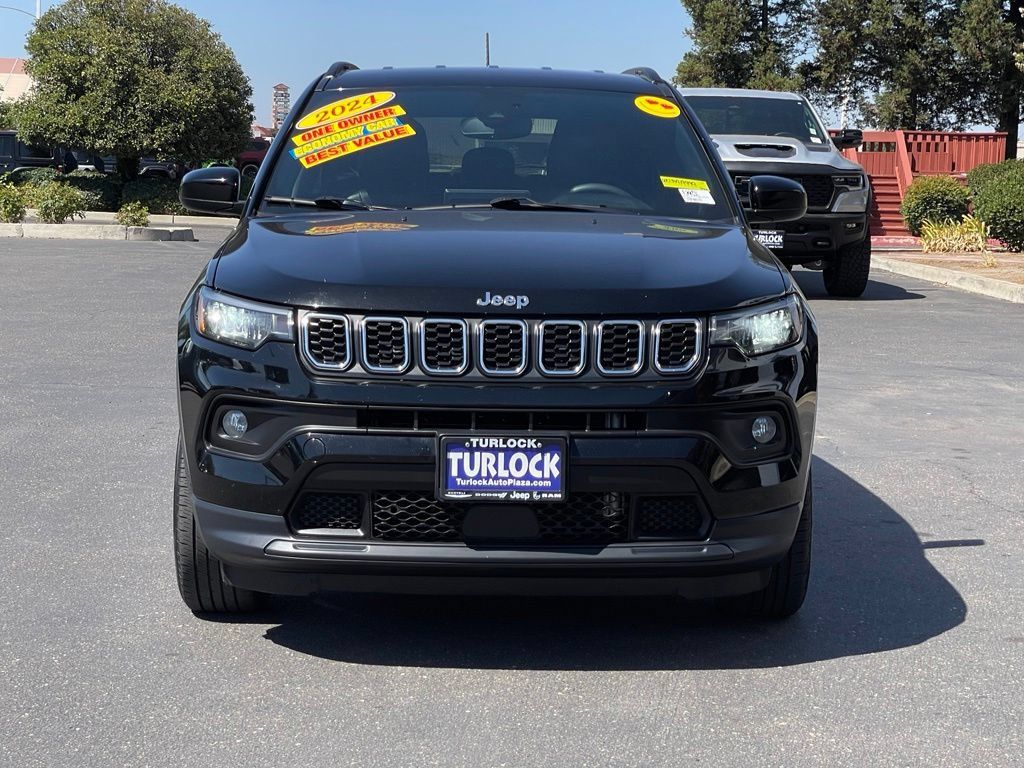 Used 2024 Jeep Compass Latitude AWD/4WD image 2