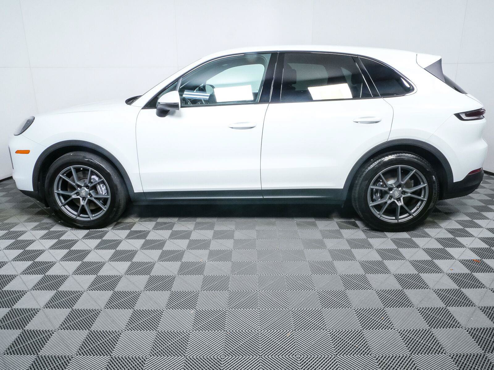 Certified 2024 Porsche Cayenne AWD/4WD image 2