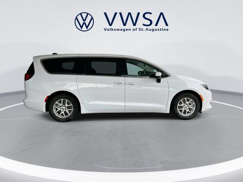 Used 2023 Chrysler Voyager LX FWD image 9