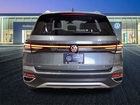 Certified 2025 Volkswagen Taos SE w/ Panoramic Sunroof Package image 31