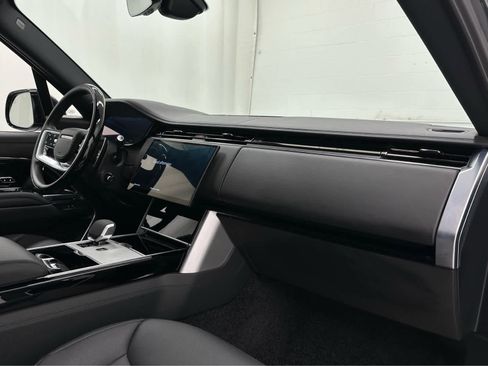 Used 2025 Land Rover Range Rover Long Wheelbase SE image 17