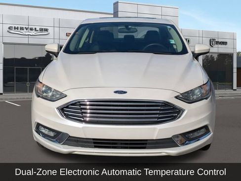 Used 2018 Ford Fusion SE w/ Equipment Group 201A image 9