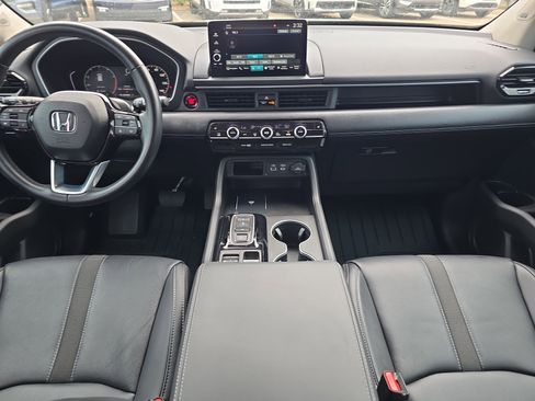 Used 2025 Honda Pilot Touring image 13