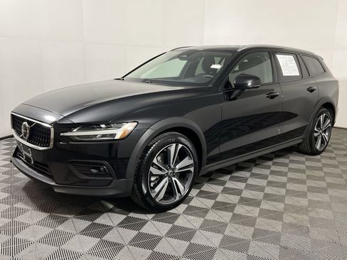 Used 2025 Volvo V60 B5 Cross Country Plus image 6