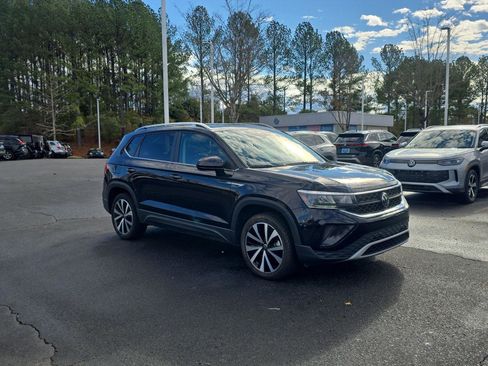 Used 2024 Volkswagen Taos SE image 1