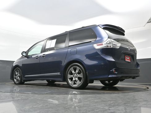 Used 2019 Toyota Sienna SE w/ SE Preferred Package image 32
