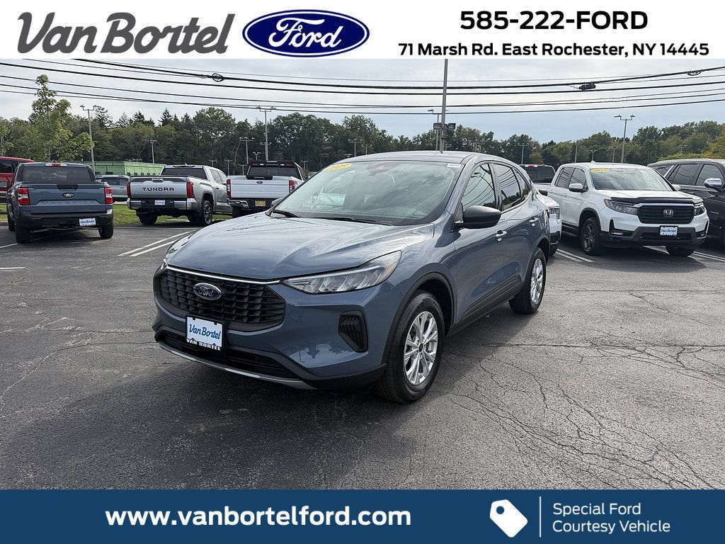 Used 2025 Ford Escape Active w/ Cold Weather Package AWD/4WD image 1