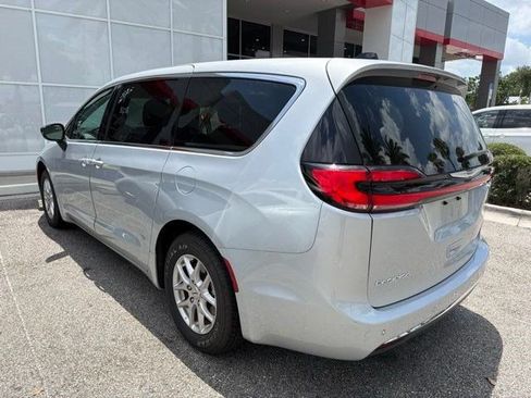 Used 2024 Chrysler Pacifica Touring-L FWD image 6