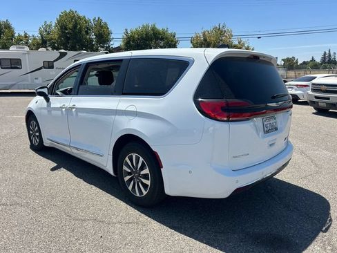 Used 2023 Chrysler Pacifica Limited w/ Uconnect Theater Family Group FWD image 7
