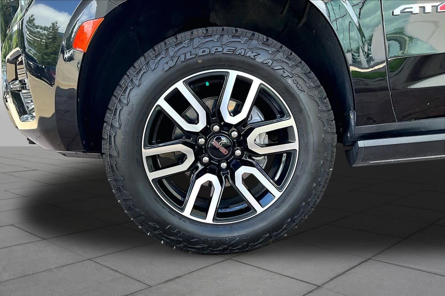 Used 2023 GMC Yukon AT4 w/ AT4 Premium Plus Package AWD/4WD image 10