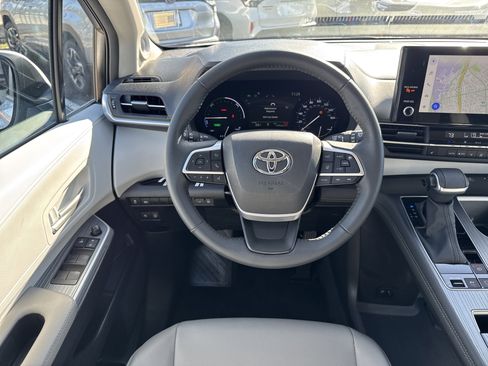 Used 2025 Toyota Sienna XLE image 11