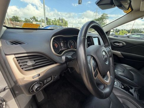 Used 2017 Jeep Cherokee Limited w/ Luxury Group AWD/4WD image 11