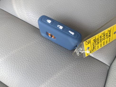 Used 2022 Volvo XC60 B5 Momentum w/ Climate Package image 19