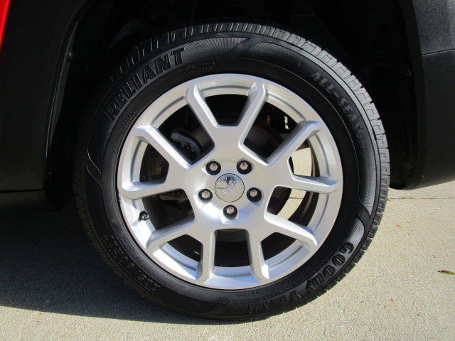 Used 2020 Jeep Renegade Latitude FWD image 9