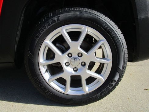 Used 2020 Jeep Renegade Latitude image 9