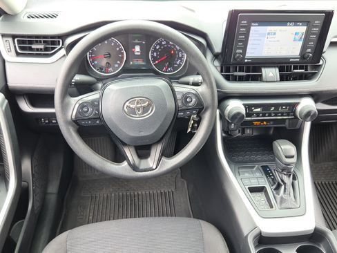 Used 2020 Toyota RAV4 LE FWD image 11