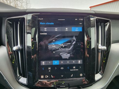 Used 2025 Volvo XC60 B5 Core image 29