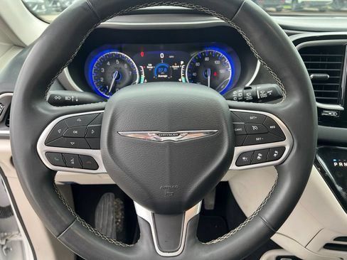 Used 2023 Chrysler Pacifica Touring-L FWD image 22