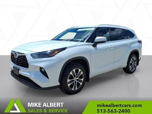 Used 2022 Toyota Highlander XLE AWD/4WD image 3