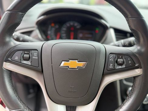 Used 2021 Chevrolet Trax LT w/ LT Convenience Package FWD image 25