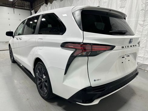 Used 2025 Toyota Sienna XSE image 5
