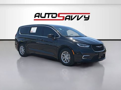 Used 2025 Chrysler Pacifica Select FWD image 1