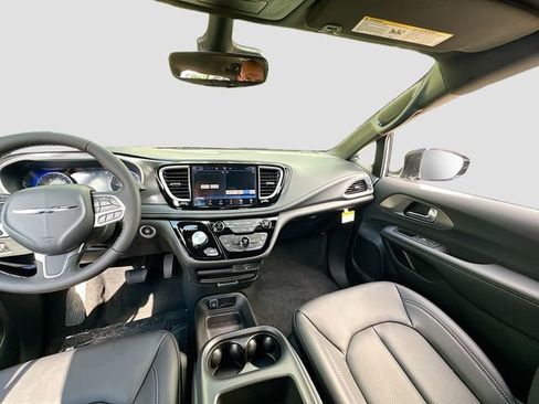 New 2026 Chrysler Pacifica Select image 23