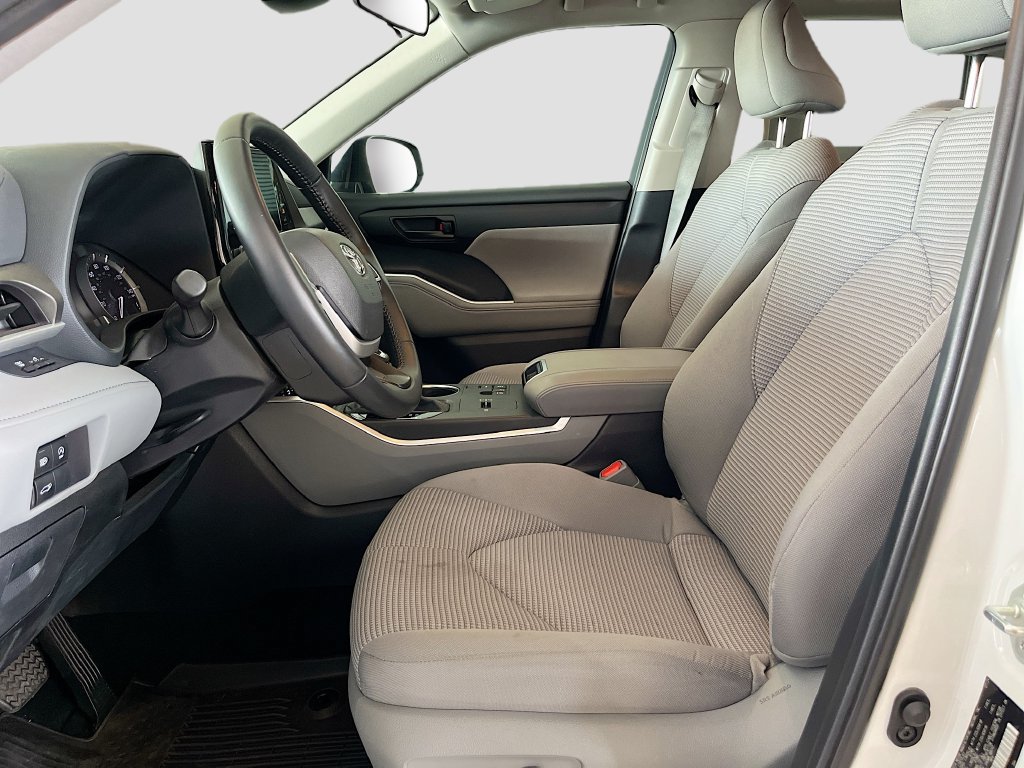Used 2024 Toyota Highlander LE FWD image 21