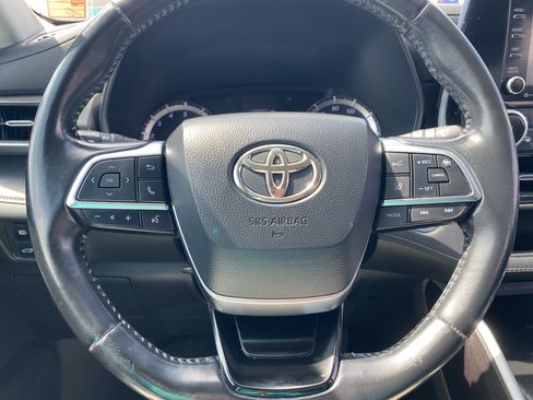 Used 2020 Toyota Highlander LE AWD/4WD image 9