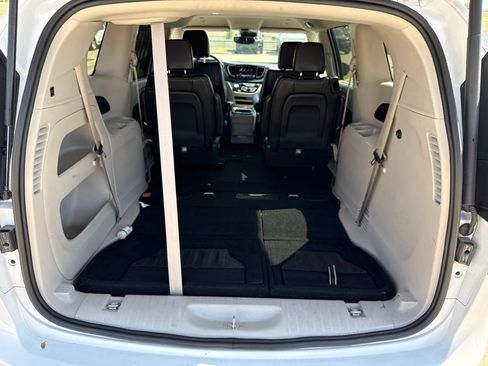 Used 2024 Chrysler Pacifica Touring-L FWD image 10